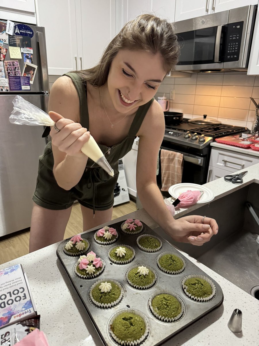 z_mac's tweet image. Broke up with a man who ruined my self esteem so I’ve been getting really into buttercream frosting art (matcha cupcakes for my bffs birthday)