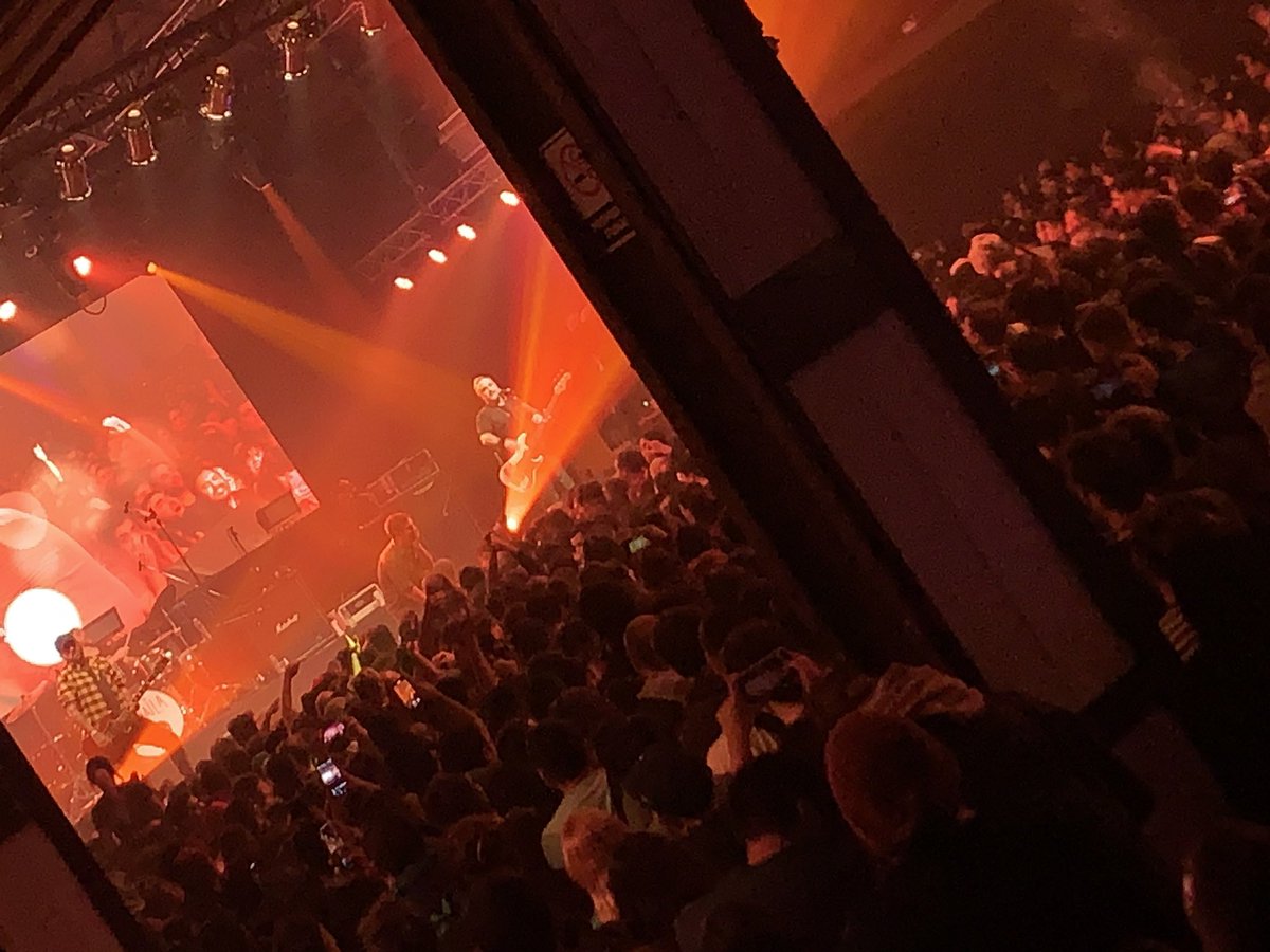 Es un sábado cualquiera. Llueve. Salís de trabajar, ranchas con un amigo del colegio. Recordas que tenes entrada para ver a SHAILA que compraste en la bond. Te calzas las vans y al bondi. Tenes 40 años. Es septiembre del 2024 y ese día eres feliz.