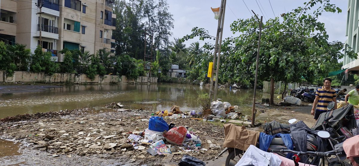 suhassambekar's tweet photo. Road besides Balaji Party Plot near Suncity Exotica Manjalpur is badly waterlogged. Blocking approach to Suncity paradise. @VMCVadodara @CollectorVad https://t.co/pPmQATLIsH