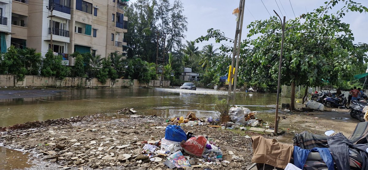suhassambekar's tweet photo. Road besides Balaji Party Plot near Suncity Exotica Manjalpur is badly waterlogged. Blocking approach to Suncity paradise. @VMCVadodara @CollectorVad https://t.co/pPmQATLIsH
