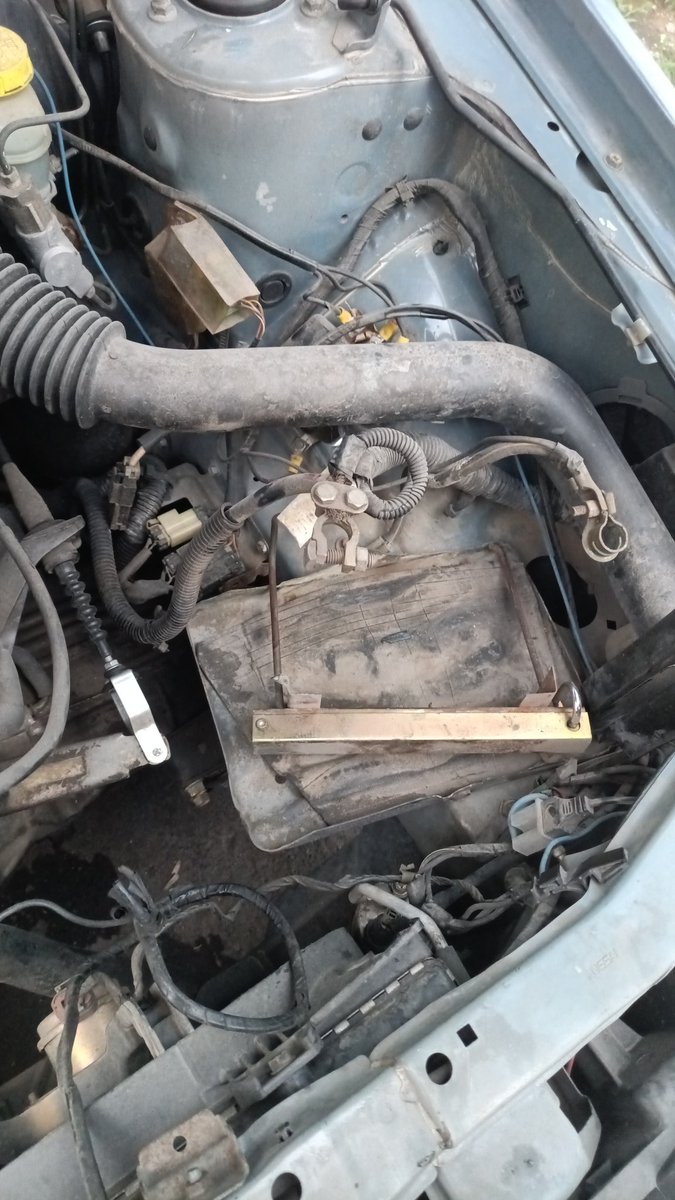 Ya ni en su propia ciudad anda uno seguro, por favor si traen su vehiculo eviten  estacionarse en inmediaciones cercanas a el parque rojo en GDL, aparte de robarme del auto ropa y algunos menesteres menores los cabrones forzaron el seguro y robaron la bateria del auto - m-*