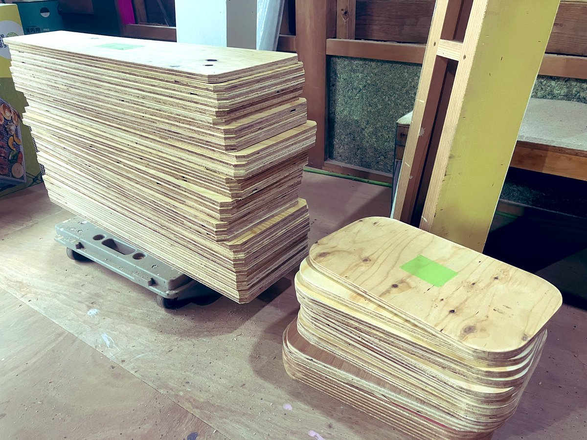 こわっぱの製作してます☆

アトリエにクーラーなんて無いので、
水分沢山とって、ガンガン汗かいて、
健康になろうと思います！

最近動いてなかったからすぐ息切れ！笑

今回はたくさん切る。