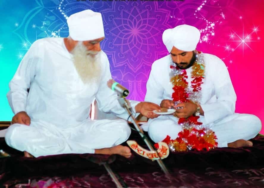 VannuNavv's tweet photo. ਸਤੰਬਰ 1990 ਚ ਦੁਨੀਆਂ ਨੂੰ ਭਾਈਚਾਰੇ ਦੀ ਰਾਹ ਤੇ ਚਲਾਉਣ ਲਈ ਪਰਮ ਪਿਤਾ ਸ਼ਾਹ ਸਤਨਾਮ ਜੀ ਮਹਾਰਾਜ ਜੀ ਨੇ Saint Dr MSG Insan ਜੀ ਨੂੰ DSS ਦੀ ਗੁਰਗੱਦੀ ਦਿੱਤੀ। ਗੁਰੂ ਜੀ ਨੇ 70 ਮਿਲੀਅਨ ਲੋਕਾਂ ਨੂੰ ਨਾਮਸ਼ਬਦ ਦੇ ਕੇ ਜੀਵਨ ਸਫ਼ਲ ਬਣਾਉਣ ਦਾ ਰਾਹ ਦਿਖਾਇਆ ਹੈ।
#GuruGaddiMaahOfSaintMSG
#MahaParopkarMonth https://t.co/O0eBx7Vkr6