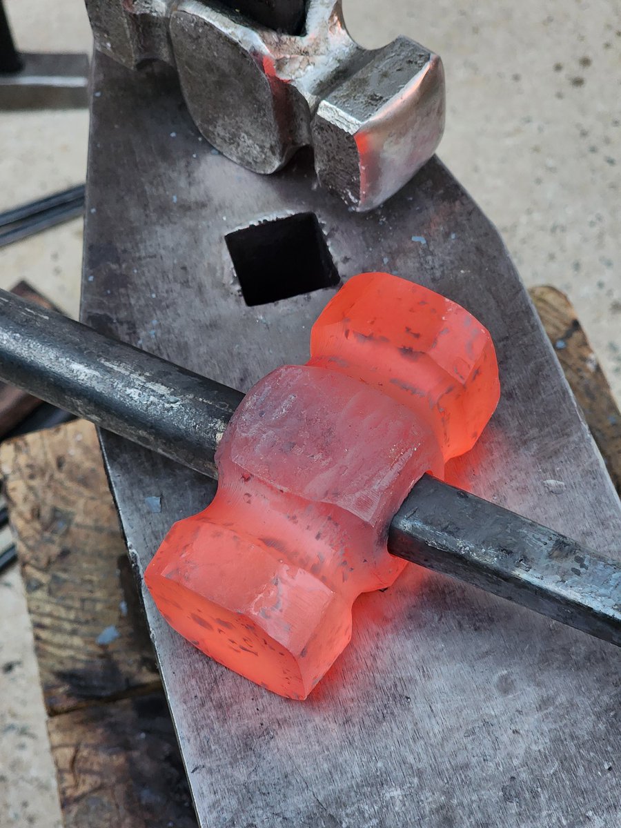 Blacksmith_EDC's tweet photo. Forge Ahead!! 1045 steel, 4lbs rounding hammer in process!! ⚒️🔥⚒️ #blacksmith #gotmetal #forge #fire #hammer https://t.co/bh3WsuXjkh