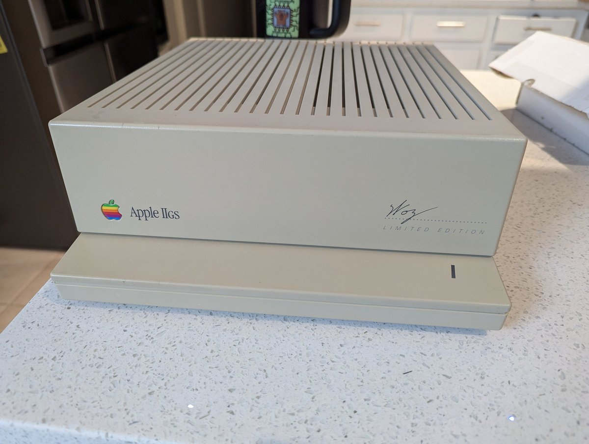 CableBoxMods's tweet image. Super stoked!! Big estate sale down here in the Houston area and a friend was able to grab me a system Ive been wanting for a looooong time. He even one up&apos;d himself and found a Woz Edition. Power supply was missing but that&apos;s an easy fix ❤️❤️❤️