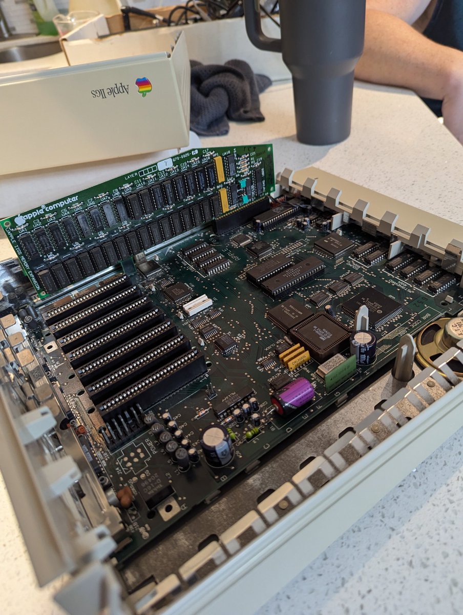 CableBoxMods's tweet image. Super stoked!! Big estate sale down here in the Houston area and a friend was able to grab me a system Ive been wanting for a looooong time. He even one up&apos;d himself and found a Woz Edition. Power supply was missing but that&apos;s an easy fix ❤️❤️❤️