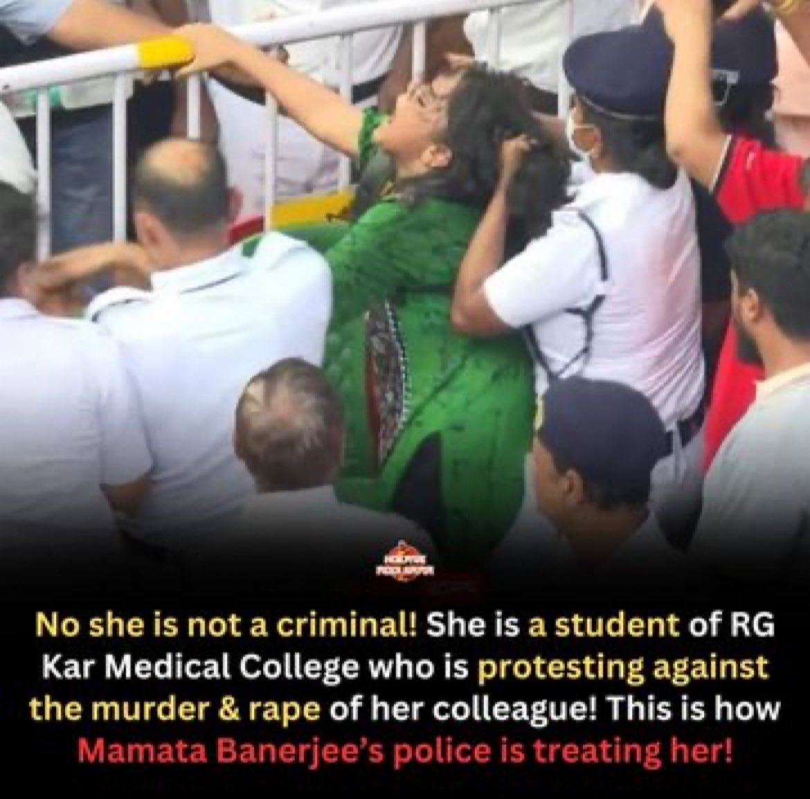 deshrajverma288's tweet image. How Mamata Police destroyed Evidences 
See how Kolkata Police behaving with Drs on protest  these are not criminal she is student 
 #justiceformoumitadebnath
#JusticeForMoumita
