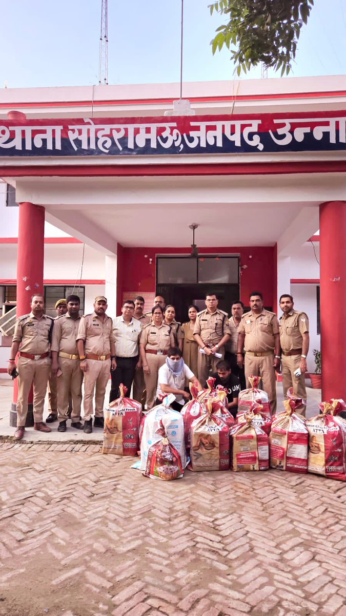 VikasJa40157938's tweet image. #उन्नाव-आबकारी व पुलिस टीम ने सोहरामऊ स्थित ईनारा फॉर्म पर छापा मारकर भारी मात्रा में अवैध शराब बरामद की, 562 अवैध बीयर की बोतलें व‌ 48 बोतल विदेशी शराब बरामद की गयी नवाबगंज कानपुर हाईवे  स्थित इनारा फार्म में पार्टी में शराब जब्त ,दो व्यक्ति गिरफ्तार ।@upexcise @nitinagarwal_n