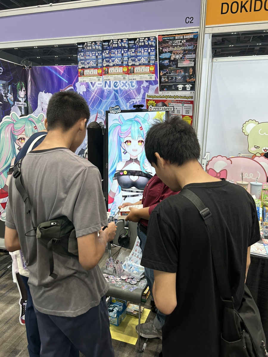 Today, you can chat on screen with
<a href="/ALALAnnika/">ALAL Annika 🎮🥗 #VtuberTH I นอนเร็วให้ได้</a>, <a href="/delivakaga/">Deliva Kaga -🚲: วีที่ชอบบิดไลฟ์อ่ะ</a>, and <a href="/asagimamich/">Mami - ⭐🎀</a>.
You can meet these three at the booth~
Currently, you can have a conversation with ALAL-chan.