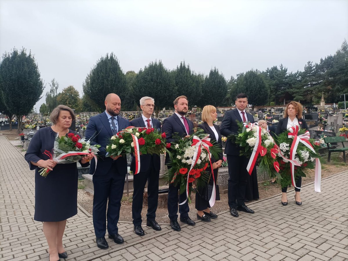 KrakowAirport's tweet photo. ✔️ O godz. 4:45 w strażnicy #LSRG #KrakowAirport odbył się uroczysty apel upamiętniający bohaterów walczących za Polskę🇵🇱

✔️Kpt. Mieczysław Medwecki - polski pilot wojskowy, poległy jako pierwszy aliancki lotnik po wybuchu II wojny światowej 🛩️

#PROSTOzKRAKOWA #Pamiętamy https://t.co/pSfpNSYY7v