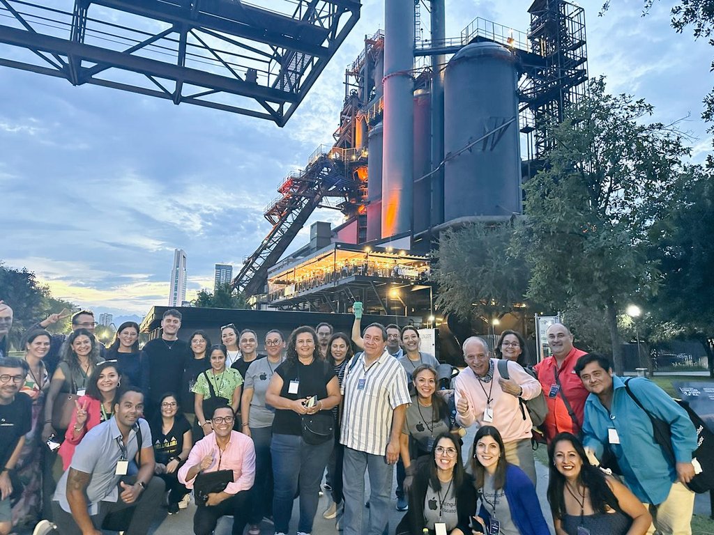 Muy bendecida de seguir compartiendo con esta gran comunidad de Educadores. #ADESummitMx2024 #storytelling #cbl #EveryonecanCreate <a href="/AppleEDU/">Apple Education</a> <a href="/dulmacuecaEDU/">Dulce María Cuevas ADE</a> <a href="/javaldez/"> Alberto Valdes</a> <a href="/pepethoven/">Pepe Sandoval</a> <a href="/yk_far/">Yessica Farias</a> <a href="/anac_valenzuela/">Ana Valenzuela</a> <a href="/velascoedna/">Edna Velasco</a> <a href="/TrevanVanB/">Trevan Van Buren</a> <a href="/JersonZepeda/">Jerson Zepeda</a> <a href="/TraceyLBryan/">Tracey Bryan</a> <a href="/alfredomora/">Alfredo Mora</a>