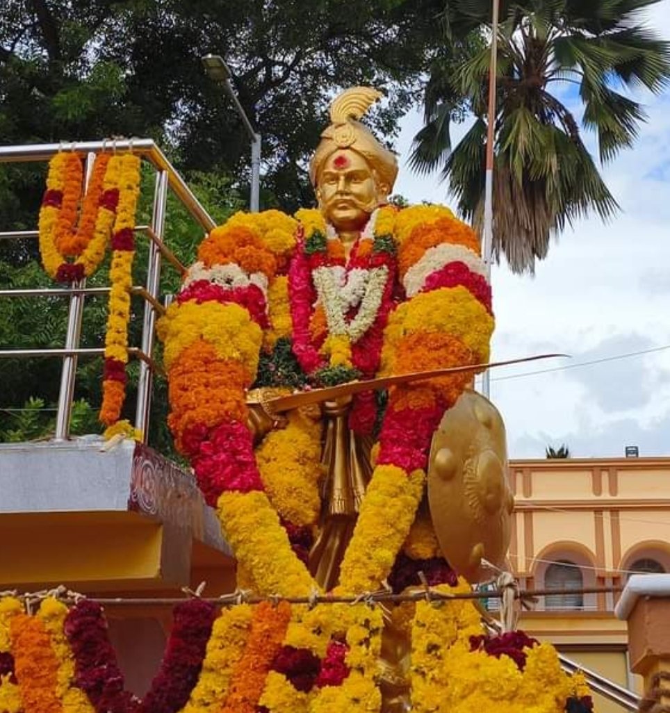 porkudi's tweet image. எவன் அடிப்பணிந்தாலும்
நெஞ்சுரம் கொண்டோர் உறையும் நெற்கட்டான்செவல் கோட்டை நிமிர்ந்தே நிற்கும் 💪

#309பூழித்தேவர்ஜெயந்தி  
#poolithevar
#pulithevarheir
#thefirstfreedomfighter 
#gomathimuthurani 
#TheKing 
#CrownPrince
#sivakumarasamydurai 
#PrinceOfRoyal 
#sibiullamudaiyardurai