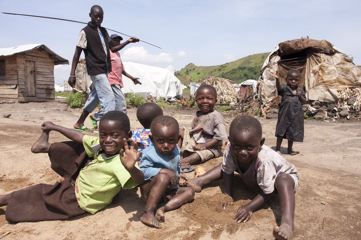 Aquests nens de la RD Congo, refugiats del Nord Kivu el 2009, probablement avui estiguin intentant arribar vius a Europa. Aquells que parlen dels refugiats del sud en clau “d’invasió”, no aguantarien vivint en les seves condicions ni deu minuts. #RefugeesWelcome ©️<a href="/Samuel_RA79/">Samuel Rodríguez Aguilar</a>