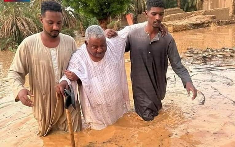 YASIR_MOS91's tweet photo. صرخة استغاثة من داخل مياه الفيضانات في السودان. الملايين عالقون في الأزمة المستمرة، يائسون للحصول على الإنقاذ. دعونا لا نغض الطرف.

A cry for help from within the floodwaters in Sudan. Millions are trapped in the ongoing crisis, desperate for rescue. Let's not turn a blind eye. https://t.co/kjQKpkCDXR