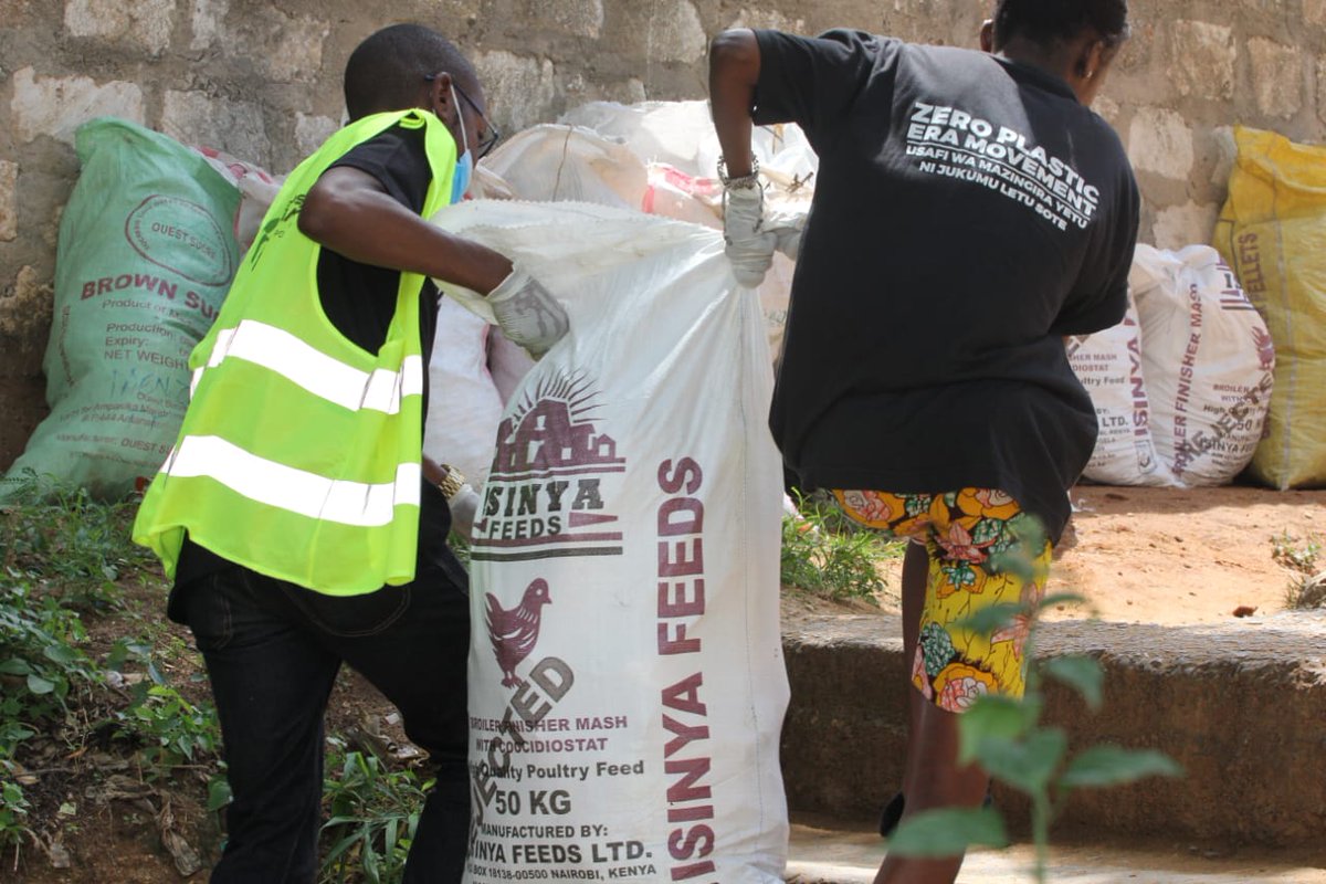 ForClimate_CBO's tweet image. Yesterday, we joined forces with Baha Madzo Gadze for Charity, Mkono Kwa Mkono CBO, and Hands in Hand Eastern Africa to clean up the area under the Mnarani footbridge.This effort was about more than just litter; it was about building community and environmental responsibility.