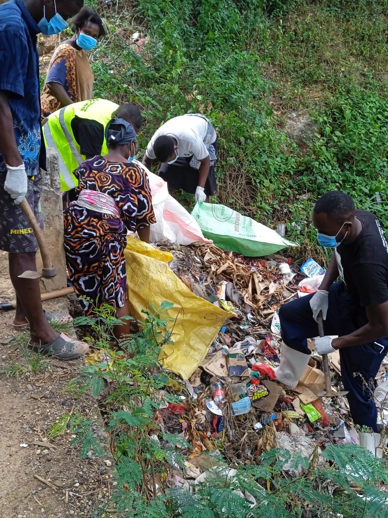 ForClimate_CBO's tweet image. Yesterday, we joined forces with Baha Madzo Gadze for Charity, Mkono Kwa Mkono CBO, and Hands in Hand Eastern Africa to clean up the area under the Mnarani footbridge.This effort was about more than just litter; it was about building community and environmental responsibility.