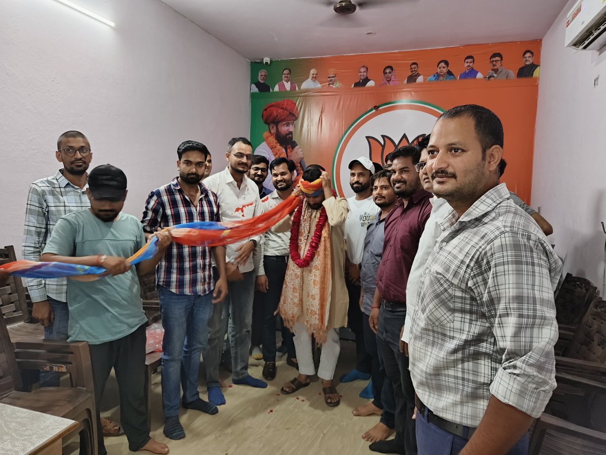 DineshSuwalkya's tweet image. आज शाहपुरा विधानसभा के कम्प्यूटर अनुदेशको द्वारा माननीय उपेन यादव विधायक प्रत्याशी शाहपुरा को कम्प्यूटर अनुदेशक भर्ती में उनके योगदान के लिए माला व साफा पहनाकर, मिठाई खिलाकर सम्मानित करके धन्यवाद किया।
कम्प्यूटर अनुदेशक वेतन विसंगति सहित अन्य मांगों के लिए उनको ज्ञापन सौंपा।