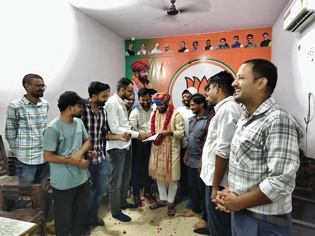 DineshSuwalkya's tweet image. आज शाहपुरा विधानसभा के कम्प्यूटर अनुदेशको द्वारा माननीय उपेन यादव विधायक प्रत्याशी शाहपुरा को कम्प्यूटर अनुदेशक भर्ती में उनके योगदान के लिए माला व साफा पहनाकर, मिठाई खिलाकर सम्मानित करके धन्यवाद किया।
कम्प्यूटर अनुदेशक वेतन विसंगति सहित अन्य मांगों के लिए उनको ज्ञापन सौंपा।