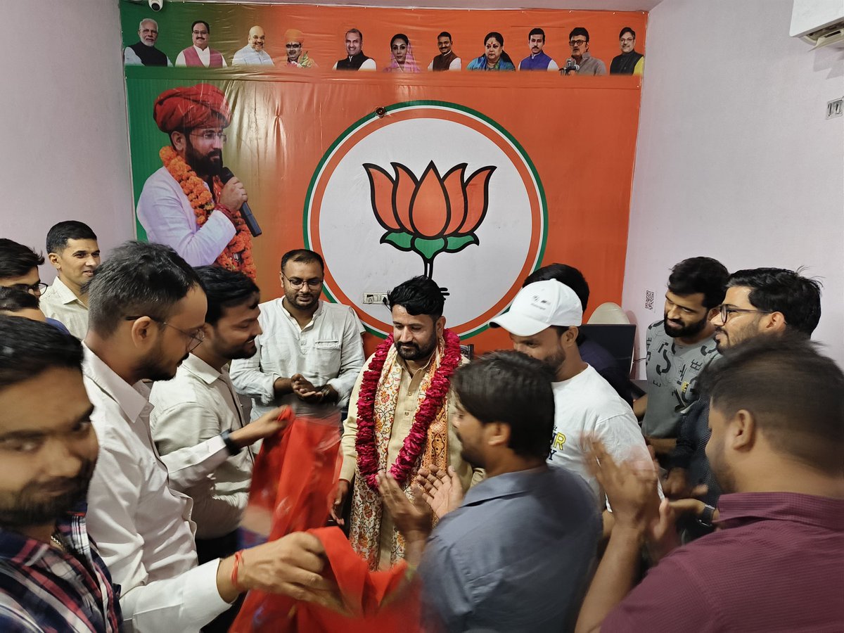 DineshSuwalkya's tweet image. आज शाहपुरा विधानसभा के कम्प्यूटर अनुदेशको द्वारा माननीय उपेन यादव विधायक प्रत्याशी शाहपुरा को कम्प्यूटर अनुदेशक भर्ती में उनके योगदान के लिए माला व साफा पहनाकर, मिठाई खिलाकर सम्मानित करके धन्यवाद किया।
कम्प्यूटर अनुदेशक वेतन विसंगति सहित अन्य मांगों के लिए उनको ज्ञापन सौंपा।