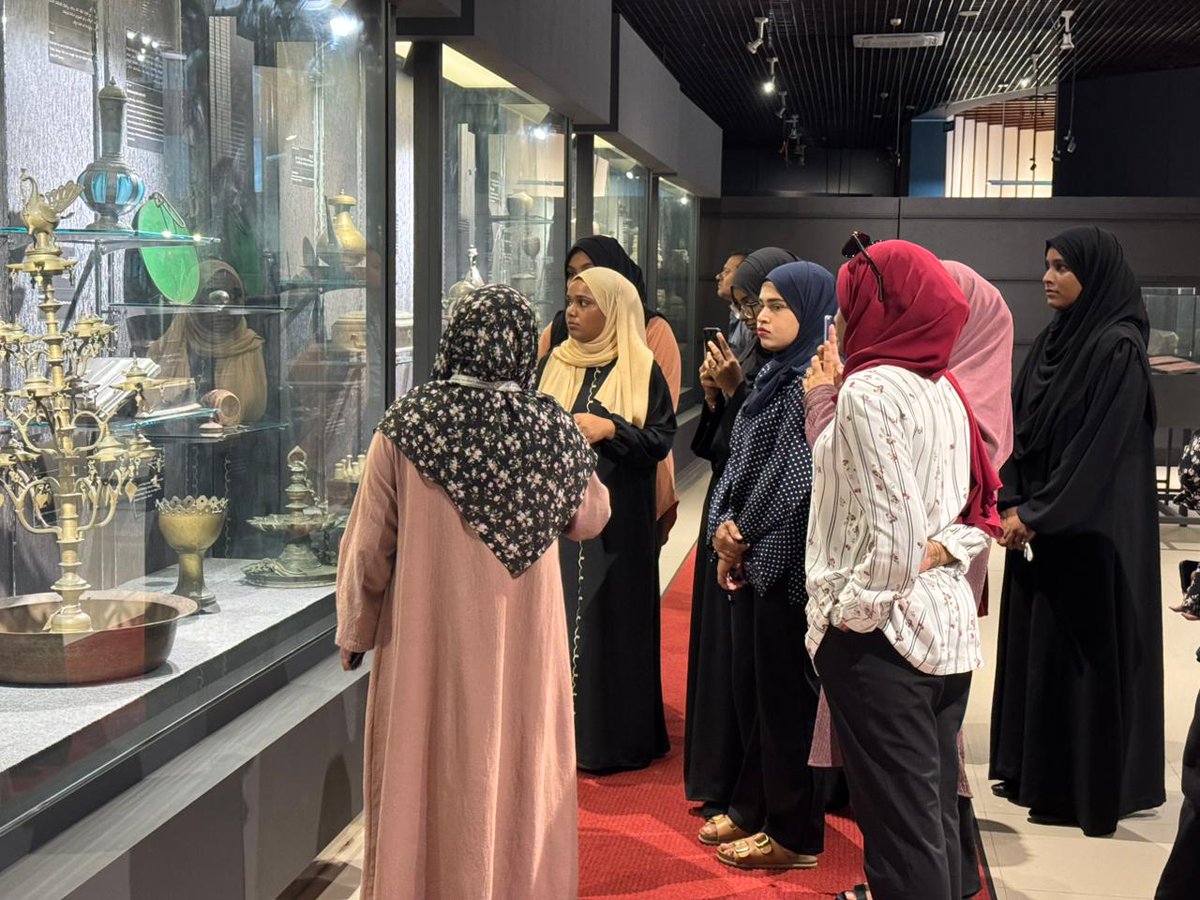 ދިވެހިރާއްޖޭގެ ޤައުމީ ޔުނިވާރސިޓީގެ ފެކަލްޓީ އޮފް އެޑިއުކޭޝަންގެ ދަރިވަރުން ޤައުމީ ދާރުލްއާސާރަށް މިއަދު ކުރި ޒިޔާރަތުގެ ތެރެއިން.