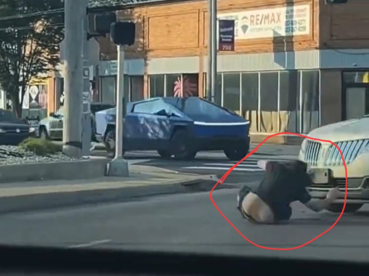 TrashBoat1997's tweet photo. @greg16676935420 I just noticed that some idiot is just sitting in the street! That's so dangerous. I hope someone stopped him https://t.co/kKw5nbD71a