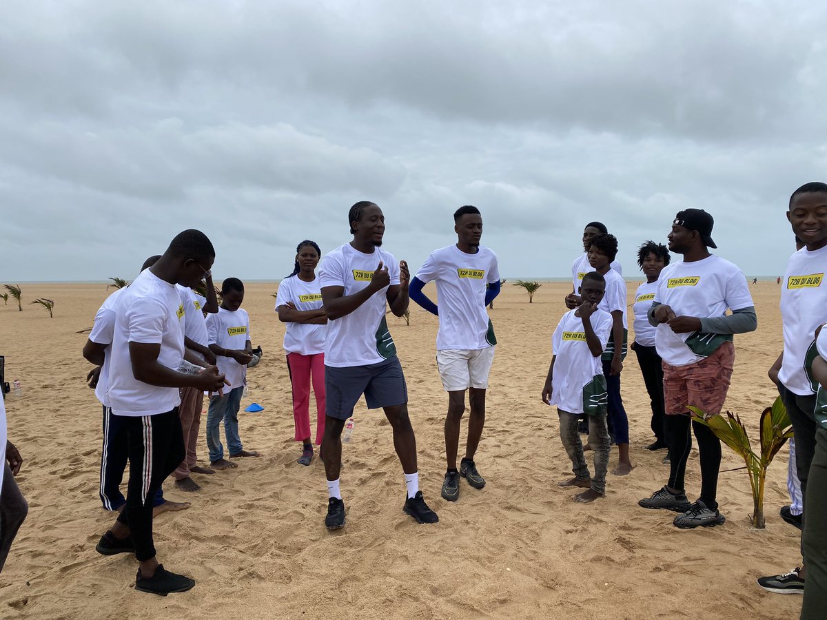 HermesGbaguidi's tweet image. Lors de la troisième journée des #72hduBlog, le samedi 31 août, j&apos;ai eu l&apos;honneur d&apos;animer une séance de #fitness en plein air.

Cet événement s&apos;est tenu à la plage du Bamboo Numerik. 

Invité par l’@ab_benin, l&apos;objectif était double.