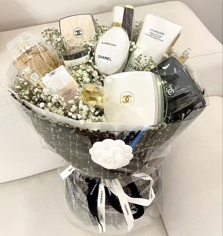 sarqang's tweet photo. @njaemvn ely @swanladfy + yeonjun @yornzzn
happy wedding to @myvui dan @inxdex yaa. happy selalu! jadi pasangan yang langgeng dan penuh kebahagiaan.. 💖 ini ada hadiah dari aku sama pasangan yaa #KAMOSAH https://t.co/VKaWjqzlWF