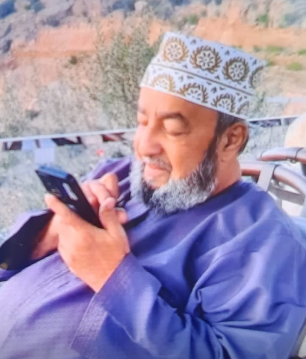 بقلوب مؤمنة بقضاء الله وقدره ، نودع اليوم الإعلامي القدير خليفة بن صالح الطائي ، أحد أعمدة الإعلام العُماني ومن الجيل المؤسس لإذاعة سلطنة عُمان في مبناها الأول ببيت الفلج عام 1970 .. لقد كان الراحل مثالاً للعطاء والتفاني في العمل الإعلامي ، حيث ترك بصمة لا تُنسى في تاريخ الإعلام