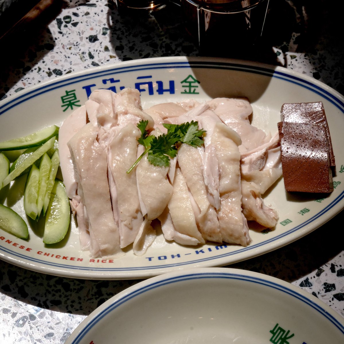 tongpaii's tweet photo. โต๊ะคิม #เปิดพรุ่งนี้วันแรก ร้านข้าวมันไก่ไทย-ไห่หนานเมนูเอาใจคนรักไก่ เมนูอาหารที่ได้รับอิทธิพลจาก ชาวจีนไหหลำหรือให่หนาน ส่งต่อความอร่อยในแบบฉบับคุณปลา iberry ที่เน้นเสิร์ฟเน้นแบบเนื้อไก่เป็นจานโดยมีน้ำจิ้มสูตรเด็ดที่เป็นเอกลักษณ์เฉพาะที่นี่เท่านั้น  อาคาร Park Silom ชั้น L https://t.co/obHDoPDzGL