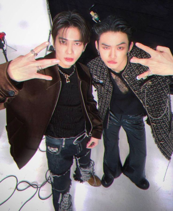 YEONJUN  Joins TAEHYUN as the only 4th generation solo artist to reach #1 on Japan itunes songs chart.