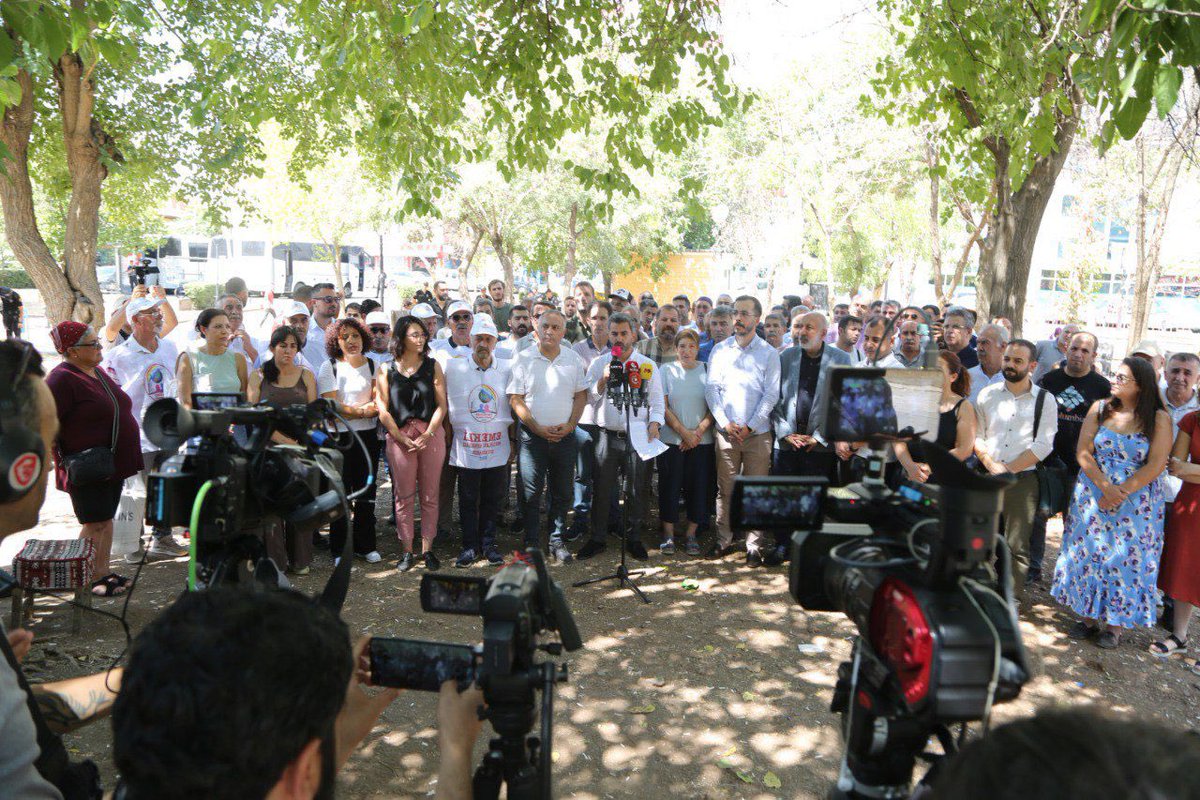 1 Eylül Dünya Barış Günü dolayısıyla, Bölgemizden ve Diyarbakır’dan bir çok Sivil Toplum, İş, Emek ve Meslek Örgütlerinin katılımıyla ”ARTIK YETER, AMASIZ FAKATSIZ BARIŞ İSTİYORUZ” talebiyle basın açıklaması gerçekleştirdik.