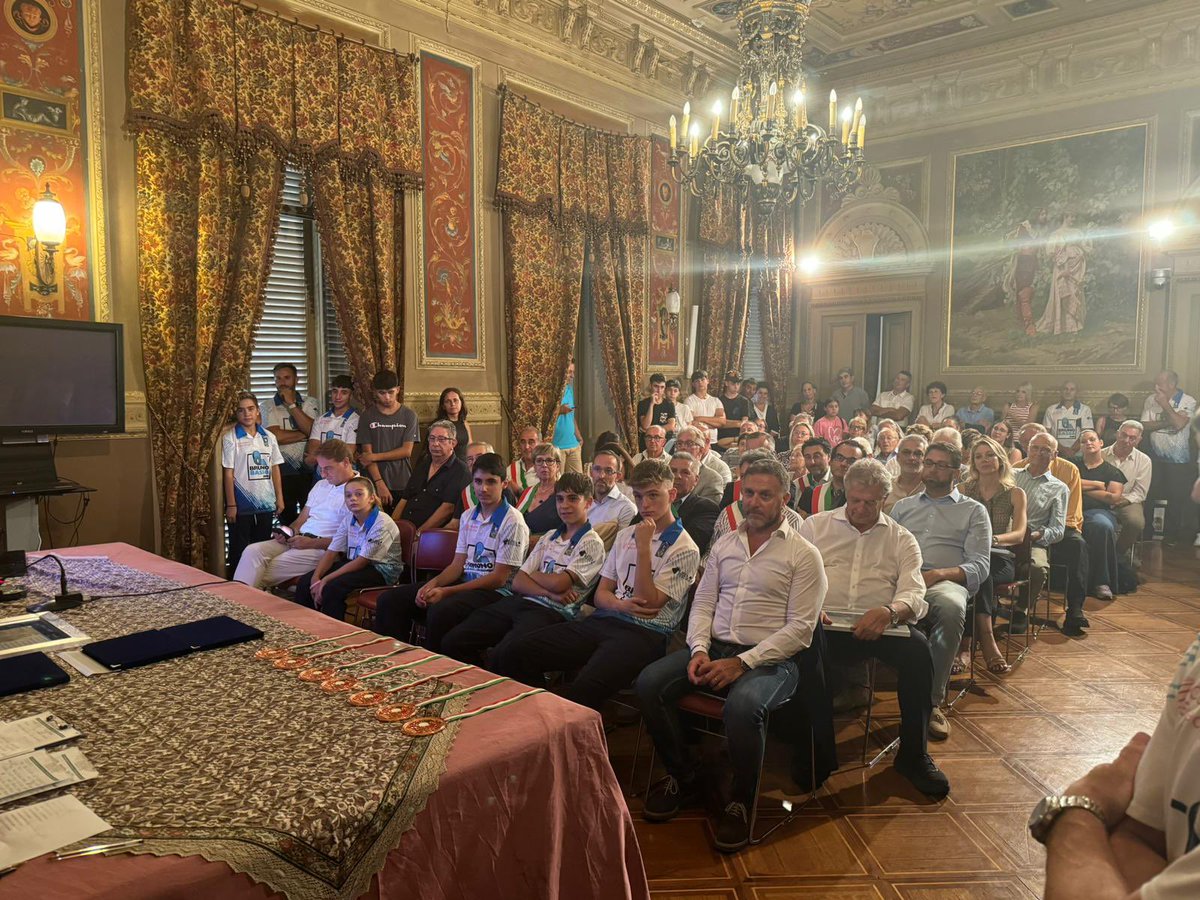 Premiazione della “giovanile” della Bocciofila Pro Loco Leverone, che ha conquistato il 3ºposto al campionato italiano di bocce!
Grande risultato per un piccolo borgo dell’entroterra, ma anche motivo di orgoglio regionale. 🇮🇹
Complimenti a tutti per il grande lavoro svolto! 🙌🎯