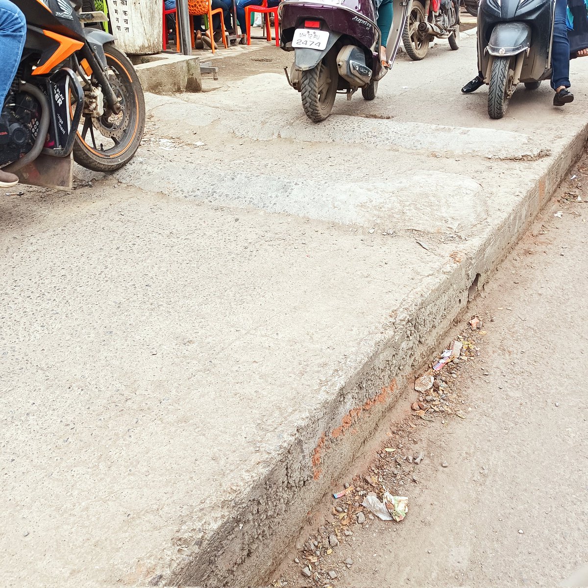 LeanPDCA's tweet image. पुणे तिथे काय उणे 

You can find a speed breaker on a
Foot path in Pune. And Auto and bike are going on the wrong side of them. 

#pune #Maharashtra #punerains #traffic