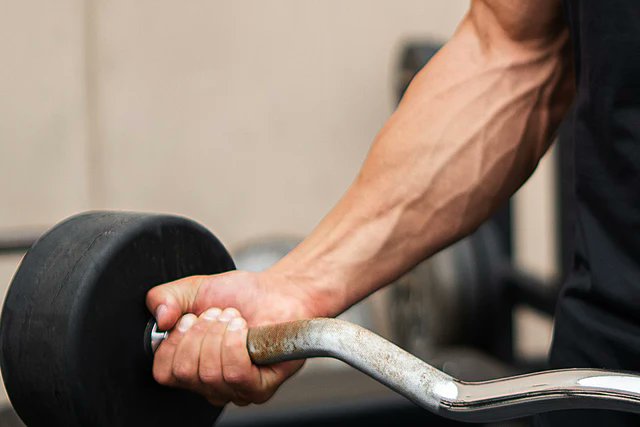 ted_ryce's tweet image. The most forgotten part of your longevity:

Grip strength.

I’ve been a health and fitness coach for 25+ years.

Here are 6 exercises to boost your grip strength and add years to your life (bookmark this):