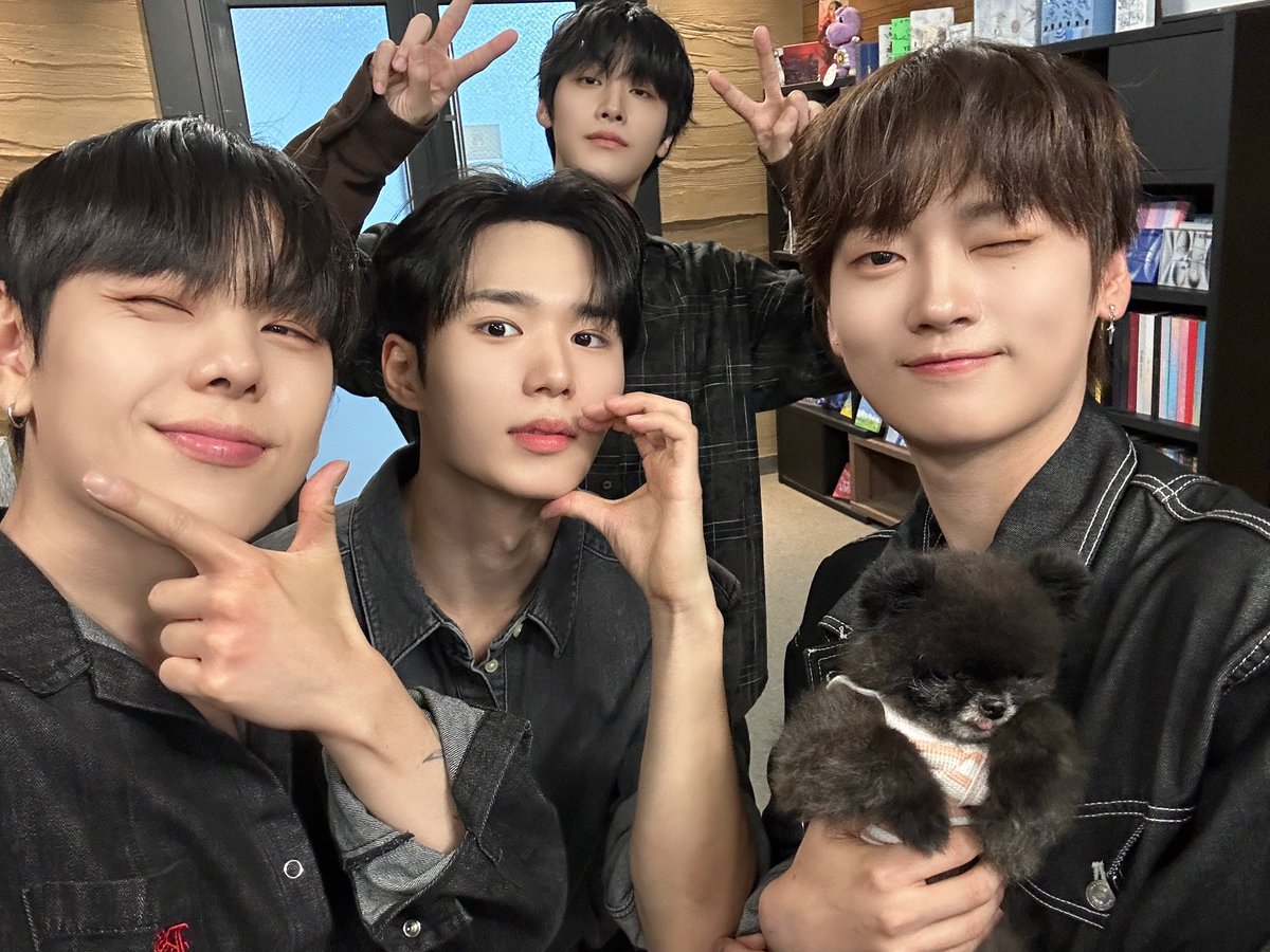 위아이와 함께 행복으로 마무리하는 일요일✨ 다가올 월요일 우리 모두 힘차게 시작해 보아요💙 (feat. 깜찍한 깜짝 게스트 쿠키🐾)

#위아이 #WEi 
#LOVE2YOU