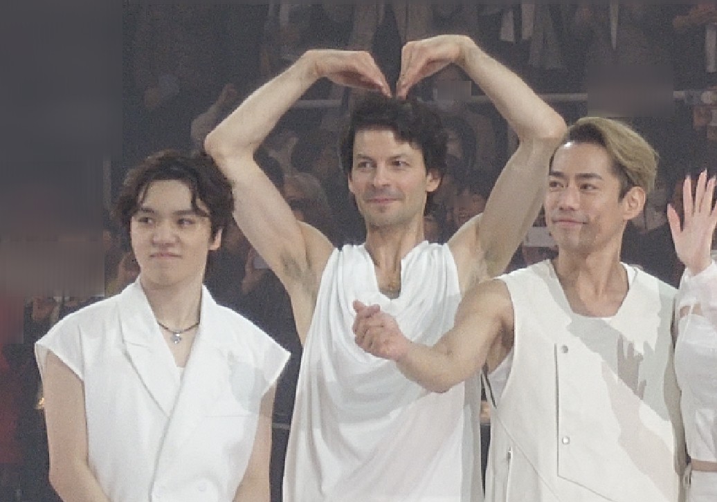 nasotim's tweet image. FOI集合写真でいつも通りにしてたら、ステファンと大輔さんに目の前で🫰を連打(？)されて、しかたなく超極小の🫰？をやってくれた昌磨さん