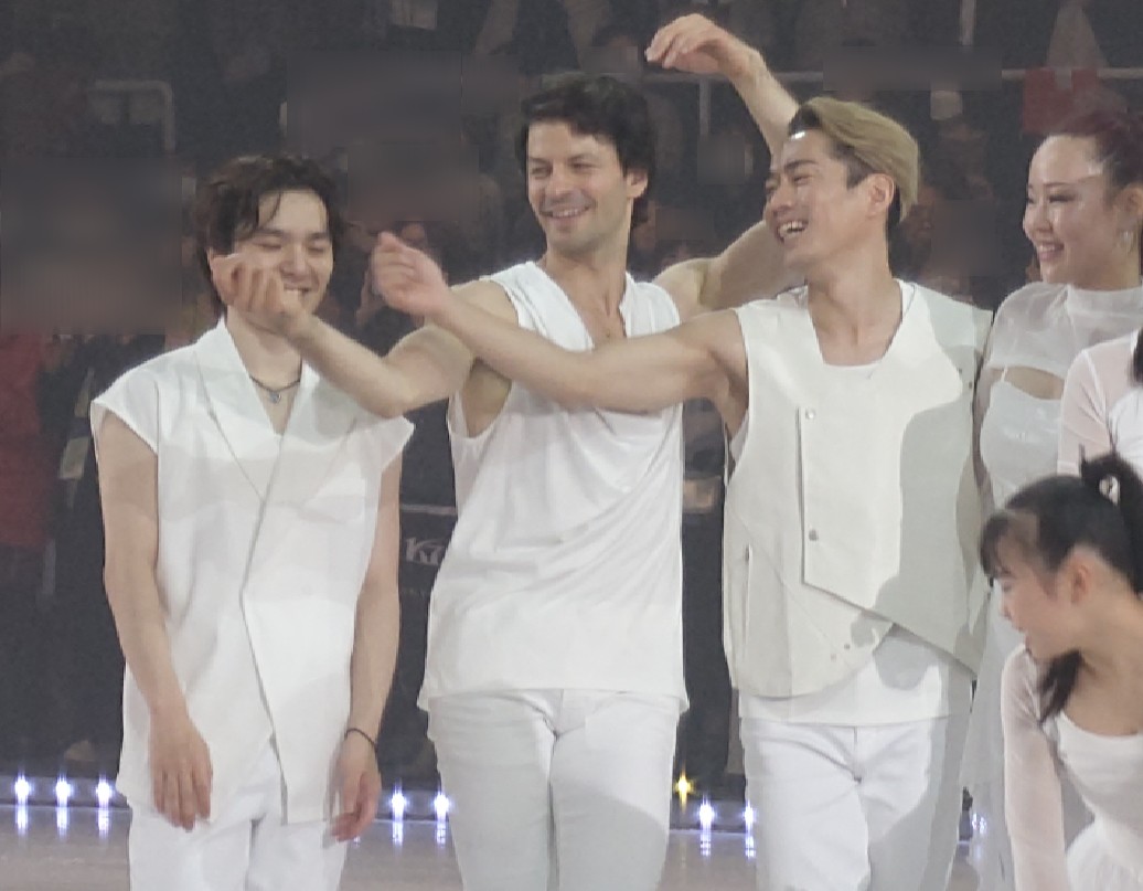 nasotim's tweet image. FOI集合写真でいつも通りにしてたら、ステファンと大輔さんに目の前で🫰を連打(？)されて、しかたなく超極小の🫰？をやってくれた昌磨さん