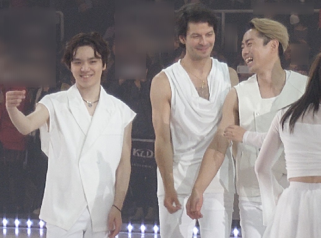 nasotim's tweet image. FOI集合写真でいつも通りにしてたら、ステファンと大輔さんに目の前で🫰を連打(？)されて、しかたなく超極小の🫰？をやってくれた昌磨さん