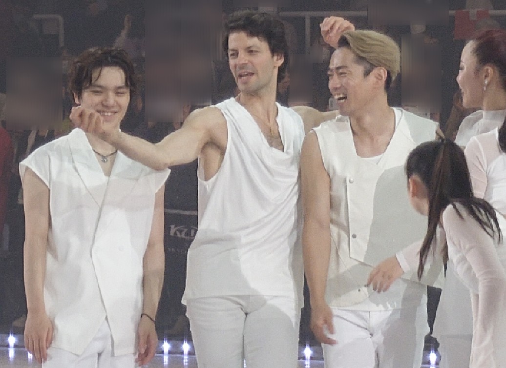 nasotim's tweet image. FOI集合写真でいつも通りにしてたら、ステファンと大輔さんに目の前で🫰を連打(？)されて、しかたなく超極小の🫰？をやってくれた昌磨さん