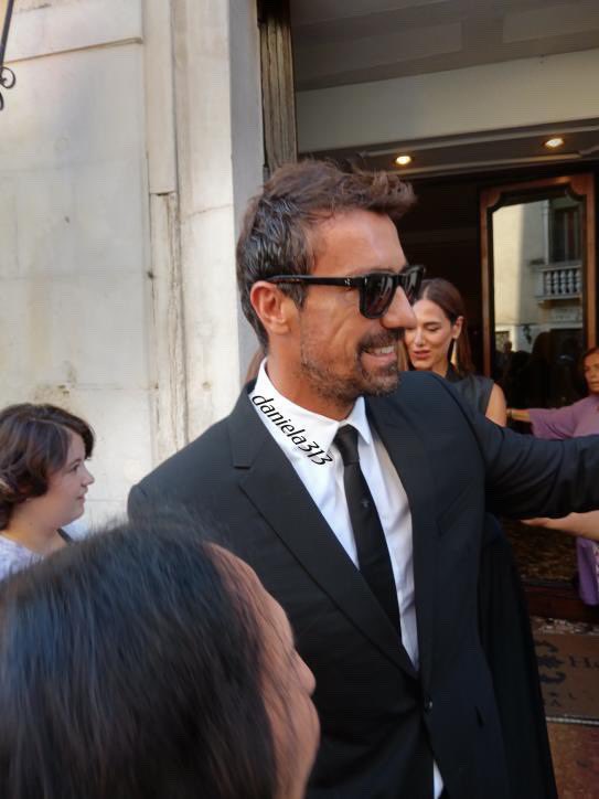✨ İbrahim Çelikkol with fans at Venice Film Festival in Italy.

#İbrahimÇelikkol | <a href="/ibrahimcelikkol/">İbrahim Çelikkol</a>
#PremioKinéo | #KinéoAwards
#kineodiamantiaward | #Venezia81
#biennaledivenezia | #VeniceFilmFestival
#VenedikFilmFestivali