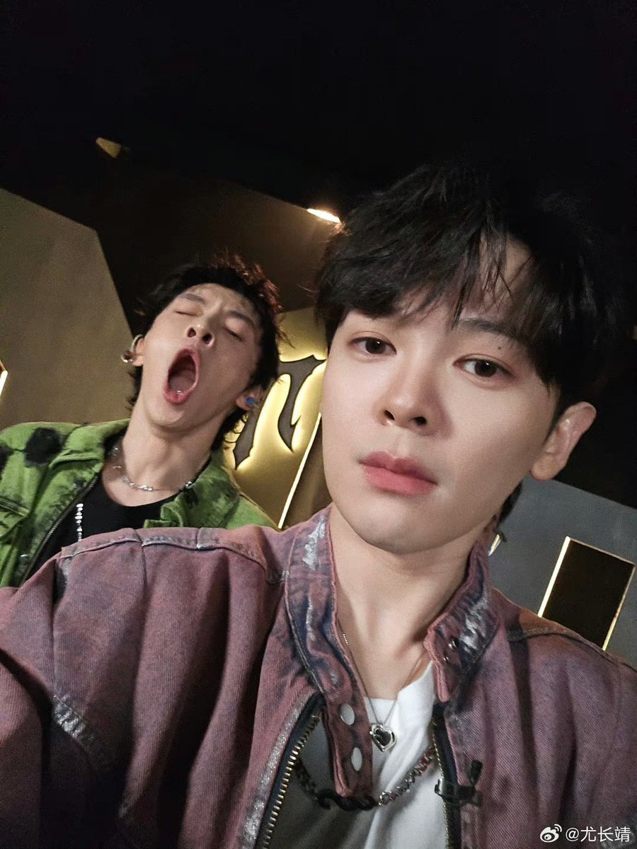 240901 Zhangjing Weibo Update 9p

“First day of lucky month ✌
Throwback to my 「表白5」 (Biao Bai 5)

@/凤小岳 @/雅_MIYAVI @/HelloDance黄潇 @/朱星杰J_zen”

#YouZhangjing #尤长靖 #AzoraChin #Zhangjing