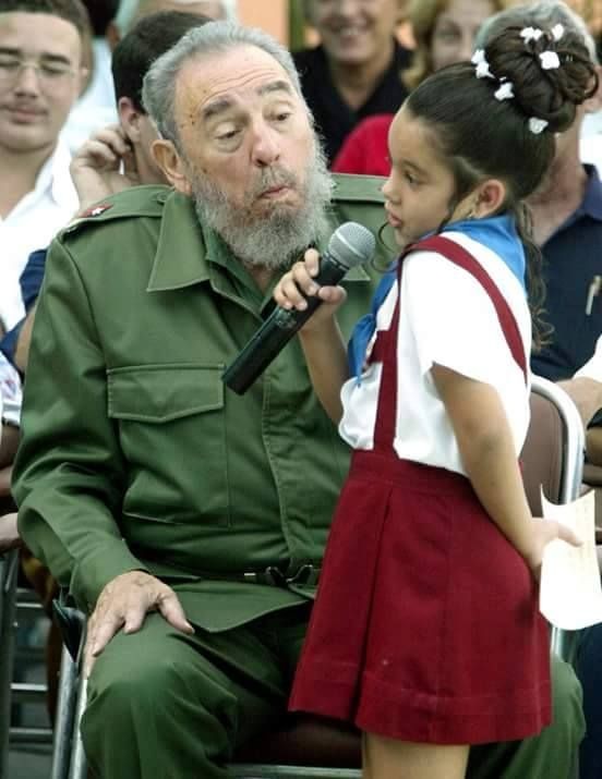 El grande de Cuba , Único e inigualable padre de  todos los cubanos revolucionarios, Fidel Castro Ruz,Se te extraña mucho papá cuánta falta nos hacés a todos los que nos criamos y crecimos al amparo de tu sombra siempre fuiste  el mismo Pará todos nosotros sin distinción
