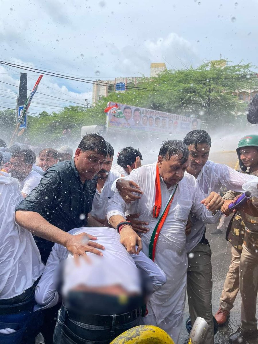 शाख़ों से टूट जाएँ वो पत्ते नहीं हैं हम ,
आँधी से कोई कह दे कि औक़ात में रहे...

#मध्यप्रदेश_सौ_फीसदी_वेतन_दो