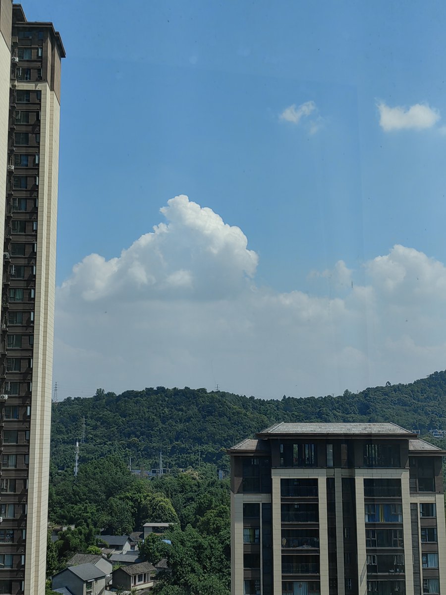 I got heatstroke due to the consecutive high temperatures.
The doctor said my heart rate is too low, which is a bit dangerous.
But I feel better right now.