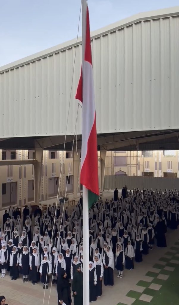 بنفوس متوهجة بروح العطاء و نبض التفاؤل و جميل الأداء و إخلاص النية .. نرجوا لكم عاما دراسيا مليئا بالاصرار و العزيمة و الانجازات .. كل عام وانتم تحملون أسمى رسالة للعالم.. كل عام وانتم بناة المستقبل و إشراقته 

#العام_الدراسي_الجديد