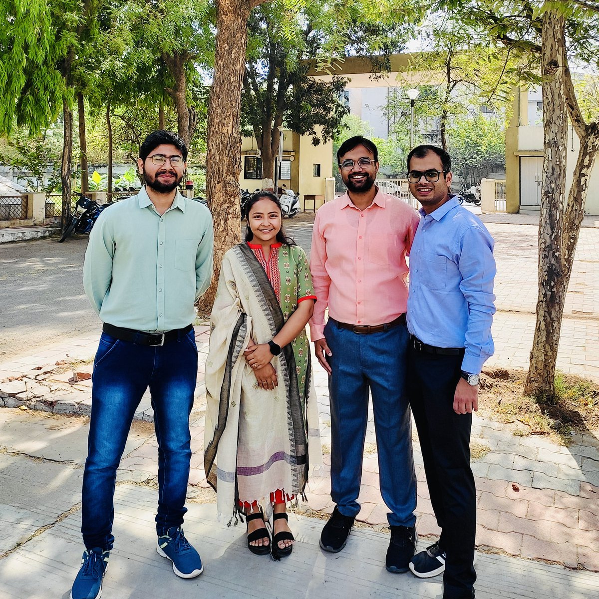 ગુજરાત જાહેર સેવા આયોગની પરીક્ષા પાસ કરી મહેસુલ વિભાગમાં જિલ્લા નિરીક્ષક જમીન દફતર(DILR) તરીકે દાખલ થયે આજે ૩ વર્ષ પૂર્ણ થયાં
૧/૦૯/૨૦૨૧ નો દિવસ આજે પણ યાદ કરું ત્યારે આંખોમા હર્ષના આંસુ આવે
ગાંધીનગરની તાલીમથી લઇ મહેસાણામાં હાલની ફરજ સુધીની સફર ઘણી યાદગાર રહી
“પરિશ્રમ એ જ પારસમણિ”