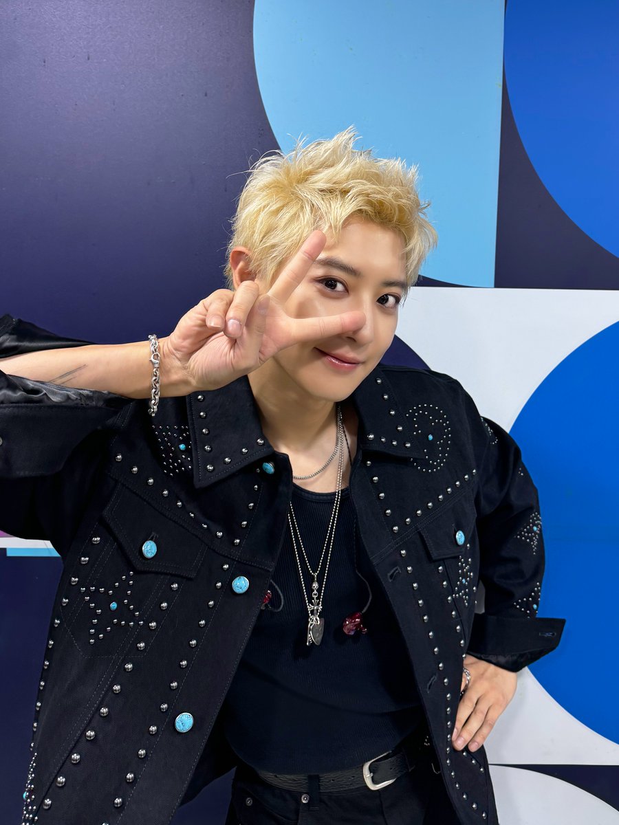 weareoneEXO's tweet image. 나는 항.엑.편🤍🖤

#CHANYEOL #찬열
#EXO #엑소 #weareoneEXO
#BlackOut #CHANYEOL_BlackOut
#Inkigayo #인기가요