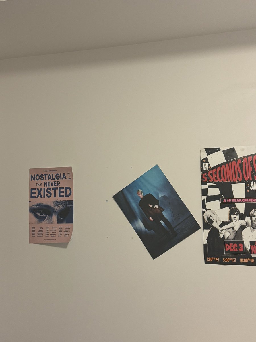 5sostourdaily's tweet image. please stay on the wall for once😭😭😭 @Luke5SOS