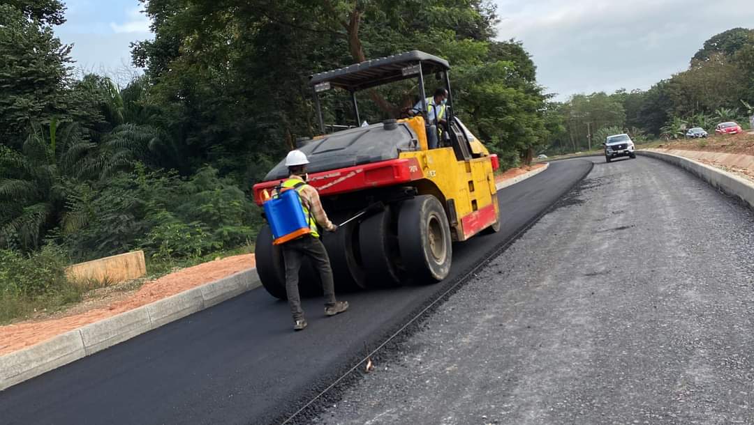 NanaDarko__'s tweet image. The ongoing Asphalting of Takoradi to Secondi Road Expansion project in the Western Region of Ghana🇬🇭

#RoadsForDevelopment 
#ItIsPossible