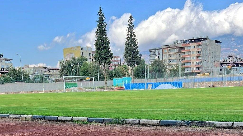 beykozspor's tweet photo. Futbol takımımız, İskenderun maçı için Kırıkhan Stadı'nda maçı bekliyor. Herkesin gözü sahada, kalplerimiz galibiyet için atıyor! 💛🖤 #Beykoz1908 #BirlikteGüçlüyüz #MaçGünü https://t.co/Tf6EK8o1ZC